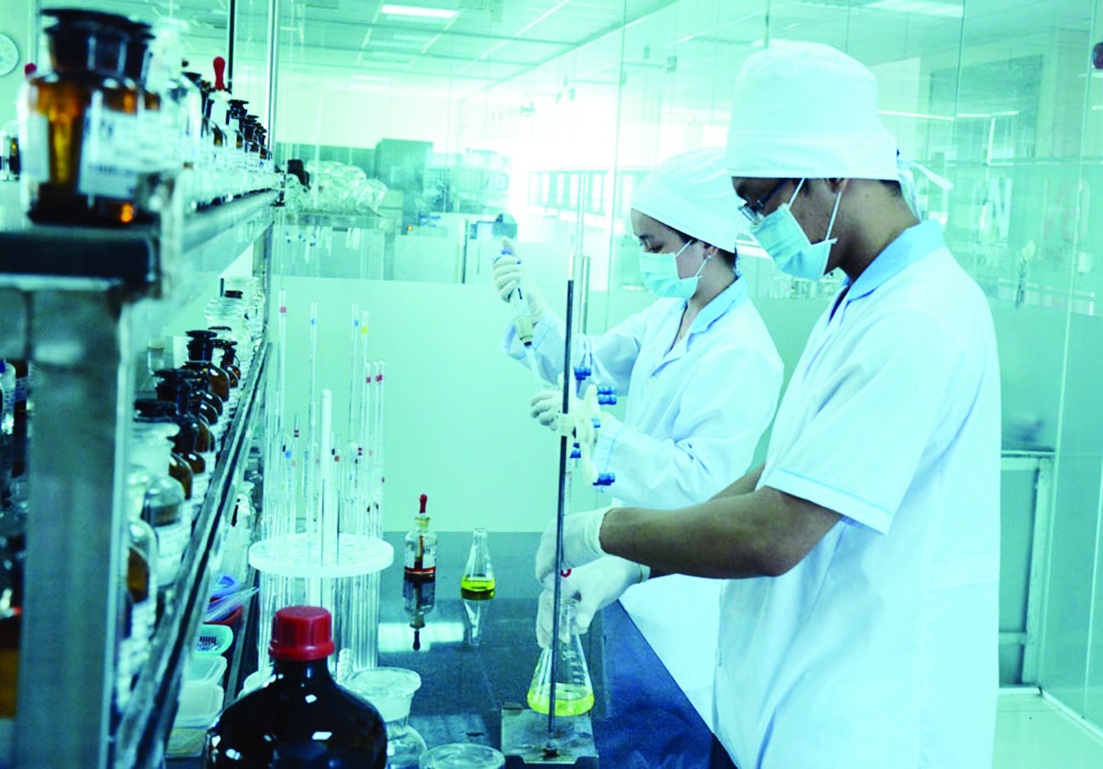 <p/>Kiểm nghiệm chất lượng sản phẩm tại Công ty Cổ phần Dược phẩm Gia Nguyễn