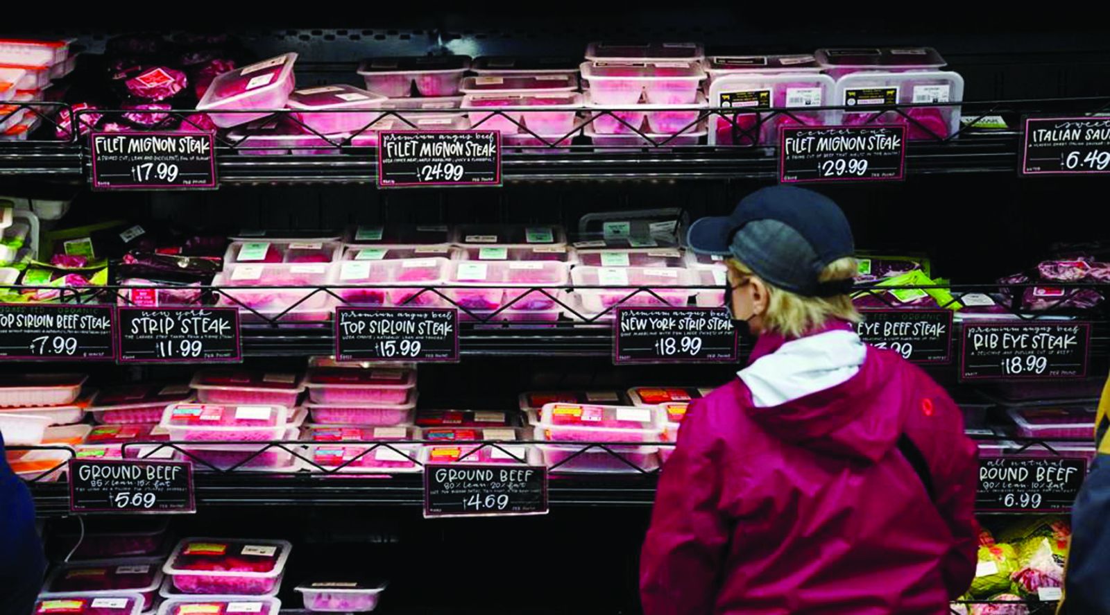  CPI tháng 2 của Mỹ đã vọt lên 7,9%- mức cao nhất kể từ tháng 1/1982. (Người dân Mỹ chọn mua thịt tại cửa hàng ở New York, Mỹ. Ảnh: THX)