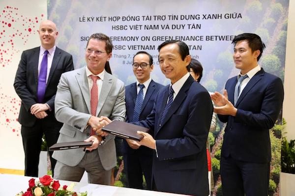 HSBC Việt Nam và CTCP Sản xuất Nhựa Duy Tân (Duy Tân) vừa tiến hành ký kết hợp đồng tín dụng xanh nhằm tài trợ dự án xây dựng nhà máy nhựa tái chế của Duy Tân. 