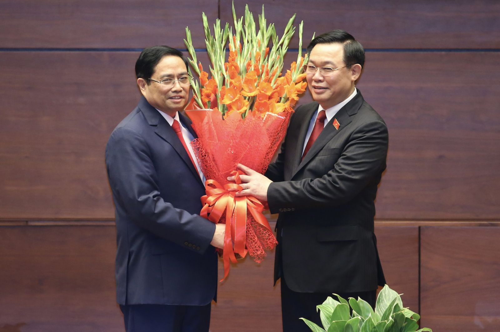 Chủ tịch Quốc hội Vương Đình Huệ tặng hoa chúc mừng Thủ tướng Chính phủ Phạm Minh Chính