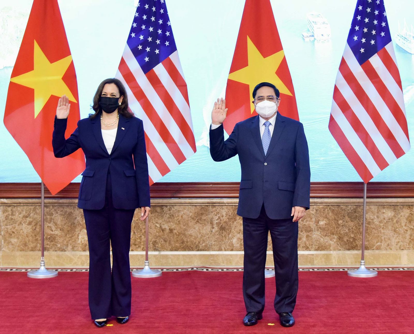 Phó Tổng thống Mỹ và Thủ tướng Phạm Minh Chính tại Hà Nội (Ảnh: vietnamnet)