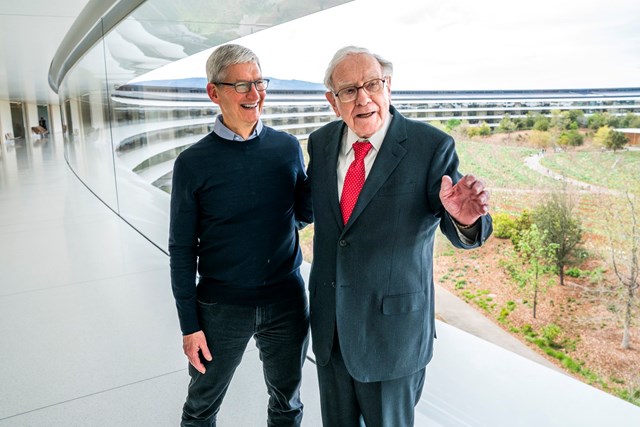 Warren Buffett nhận mình là người hâm mộ CEO Apple Tim Cook. Ảnh: Twitter.