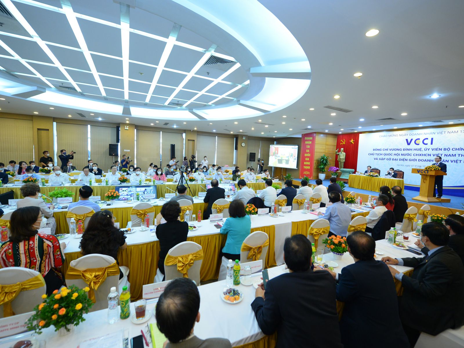 Chủ tịch Quốc hội Vương Đình Huệ làm việc với VCCI và gặp gỡ đại diện giới doanh nhân.