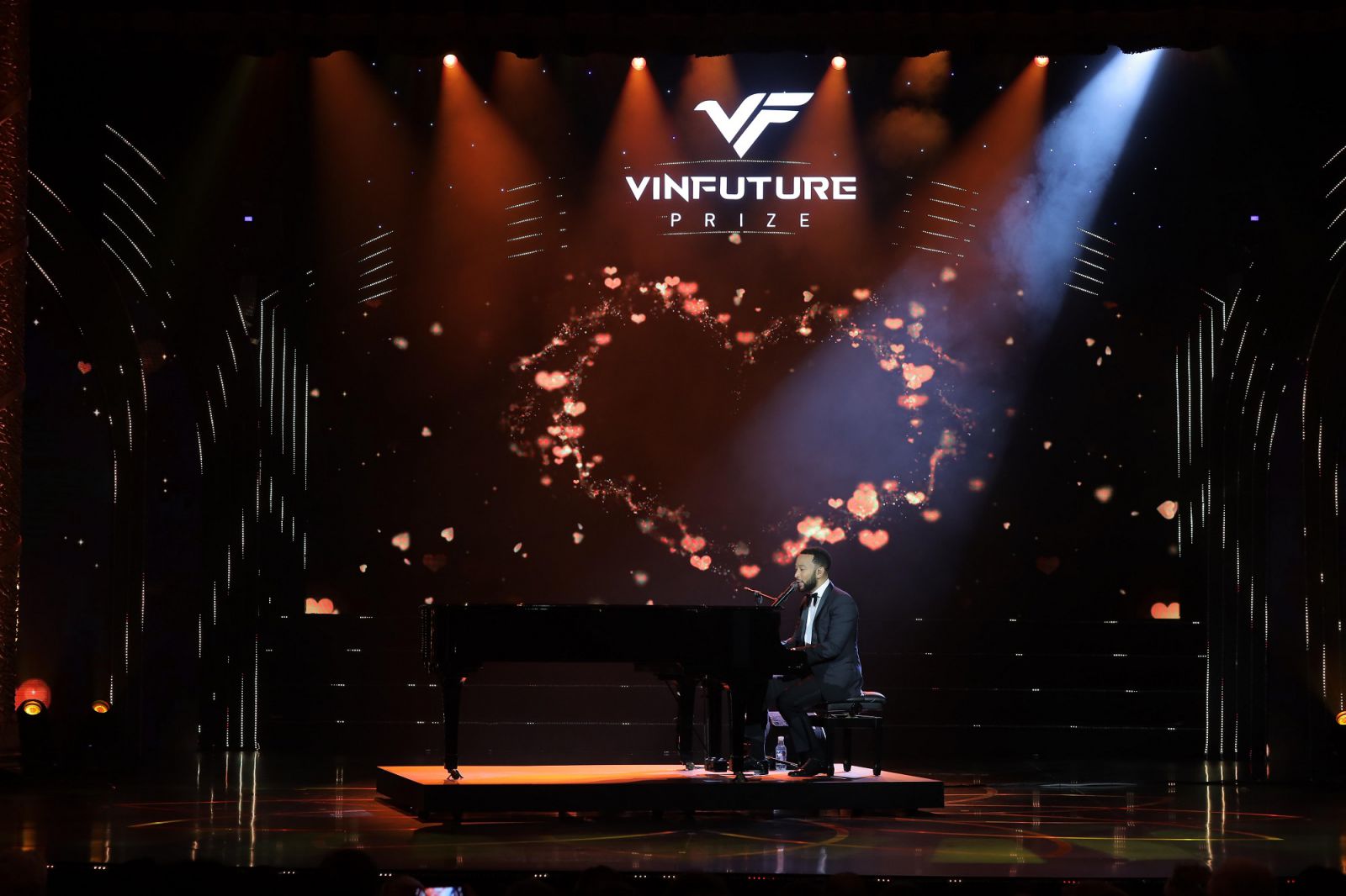 Ca sĩ nổi tiếng thế giới John Legend trình bày tại chương trình