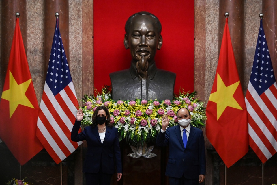 Chủ tịch nước Nguyễn Xuân Phúc tiếp Phó tổng thống Mỹ Kamala Harris. Ảnh: Reuters.
