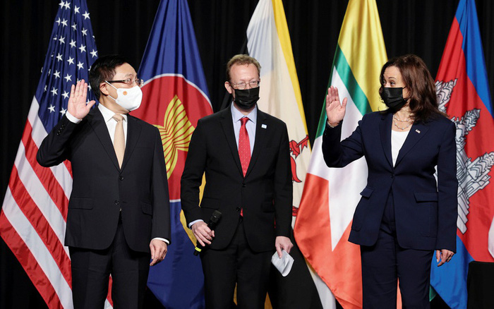 Từ trái sang: Phó Thủ tướng Phạm Bình Minh, Đại biện lâm thời Mỹ tại Hà Nội Christopher Klein và Phó Tổng thống Mỹ Kamala Harris dự lễ khai trương Văn phòng khu vực Đông Nam Á của CDC