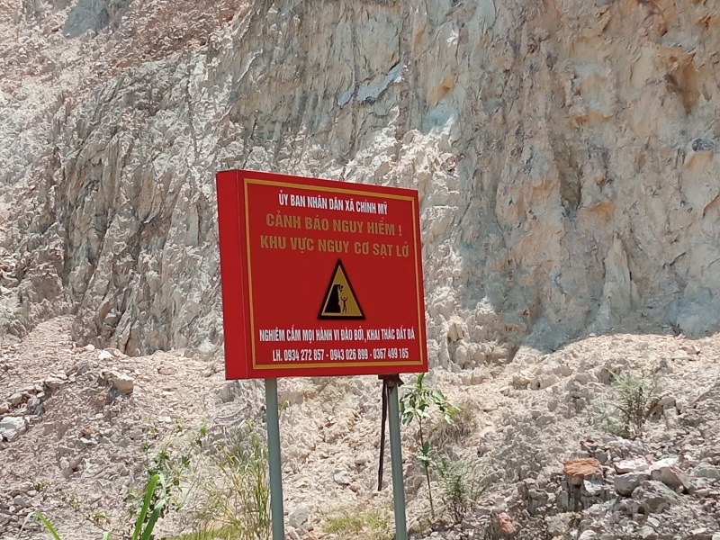 Biển cảnh báo nguy hiểm, nghiêm cấm khai thác chỉ được dựng lên khi quả đồi được khai thác gần như đến ngọn