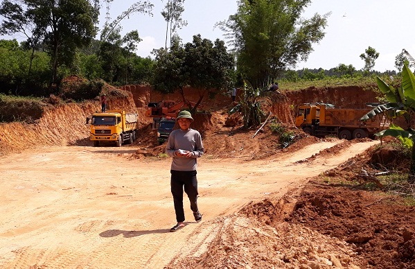 Khai thác đất trái phép tại xóm 10, xã Mỹ Sơn, huyện Đô Lương, tỉnh Nghệ An ngay cạnh khu di tích quốc gia Truông Bồn 