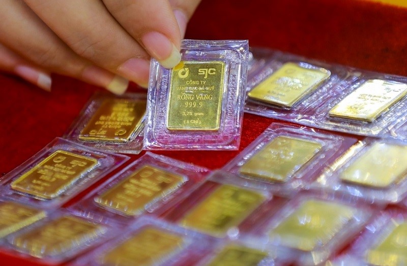 Vàng miếng SJC trong nước giảm giá sâu, chênh lệch giữa mua và bán quá lớn, khiến người mua vàng lỗ nặng.