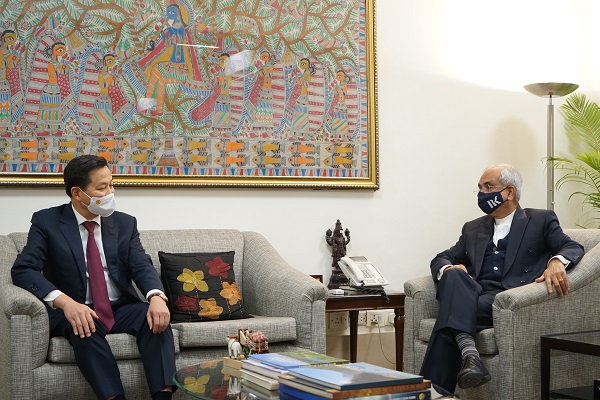 , Phó Thủ tướng Chính phủ Lê Minh Khái đã đến thăm Viện Chuyển đổi quốc gia Ấn Độ và có cuộc làm việc với lãnh đạo Viện.p/Tại cuộc làm việc, Phó Chủ tịch Viện Chuyển đổi quốc gia Ấn Độ Rajiv Kumar.