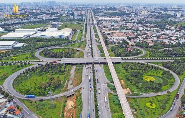 Dự án đường Vành đai 3 TP. HCM và Vành đai 4 vùng Thủ đô Hà Nội. Đây là các công trình cơ sở hạ tầng và cũng là cao tốc đô thị, kết nối 2 trung tâm kinh tế, 2 vùng động lực kinh tế lớn nhất nên vị trí hết sức quan trọng.