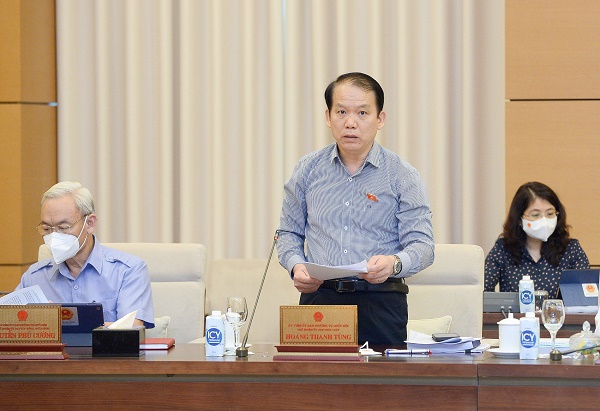 Chủ nhiệm Ủy ban Pháp luật Hoàng Thanh Tùng trình bày báo cáo thẩm tra sơ bộ về dự thảo Nghị quyết ban hành Nội quy kỳ họp Quốc hội (sửa đổi).