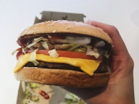 McDonald's làm thịt chay và cách hành xử lạ