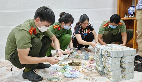 Công an tỉnh An Giang khám xét tiệm vàng Phước Quang tại TP.Long Xuyên trong vụ án trốn thuế 90 tỷ đồng