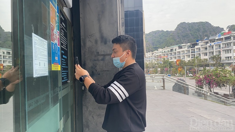 Du khách quét mã QR trước khi vào tham quan bảo tàng Quảng Ninh