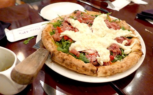 Một chiếc pizza với đặc trưng nhiều phô mai của Pizza 4P’s. Nguồn: The Terse Traveler