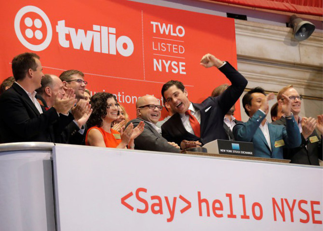 CEO Twilio Jeff Lawson tại Sở giao dịch chứng khoán New York vào ngày giao dịch đầu tiên của công ty vào năm 2016. Twilio là một trong những công ty nổi bật nhất nhận được hỗ trợ từ 500 Startups. Ảnh: Brendan McDermid/Reuters. 