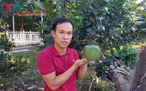 Anh Huỳnh Thanh Tâm - thanh niên Bến Tre khởi nghiệp với mô hình khắc, tạo hình trên trái cây.