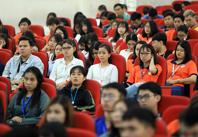 Chương trình University Tour tại Đại học Công nghệ TP HCM thu hút hàng trăm sinh viên tham dự. Ảnh: Hữu Khoa.