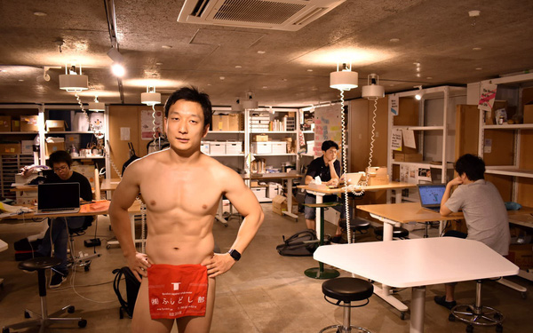 Doanh nhân trẻ Yuzo Hoshino đã sử dụng không gian làm việc chung của Panasonic để điều hành một startup bán đồ lót truyền thống của Nhật Bản.