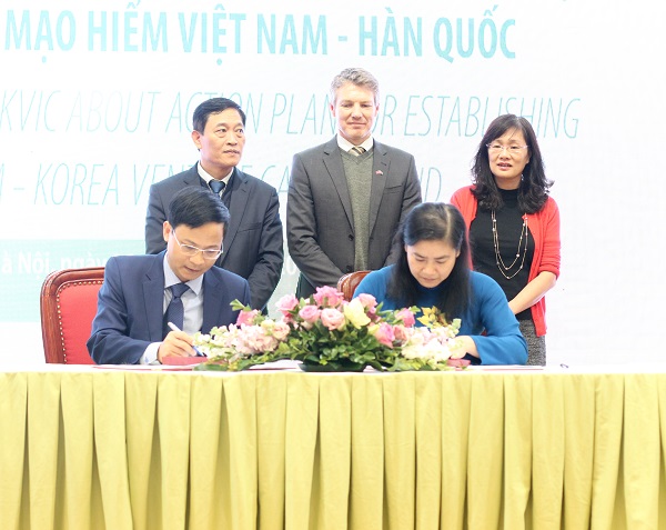 Đại diện VCIC ký Biên bản ghi nhớ hợp tác với đại diện Hội Liên hiệp Phụ nữ Việt Nam.