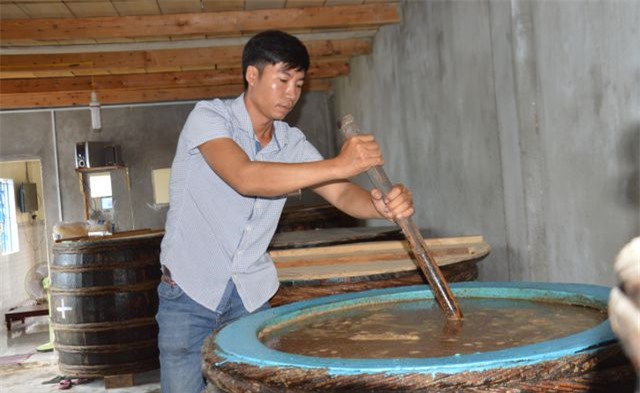 Sau 3 năm tham gia xuất khẩu lao động, anh Đào Trọng Mười quyết định về quê khởi nghiệp bằng nghề sản xuất nước mắm truyền thống.