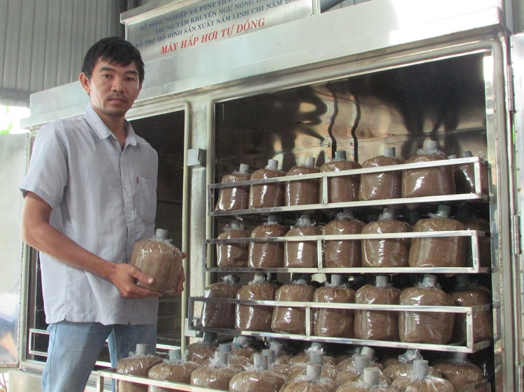 Anh Nguyễn Văn Nhi, ở thôn Thạch Nham Đông, xã Hòa Nhơn, huyện Hòa Vang, TP Đà Nẵng khởi nghiệp bằng nghề trồng các loại nấm khá thành công.