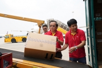 Máy bay Vietjet Air chở 7 tấn hàng cứu trợ nạn nhân động đất sóng thần tại Indonesia