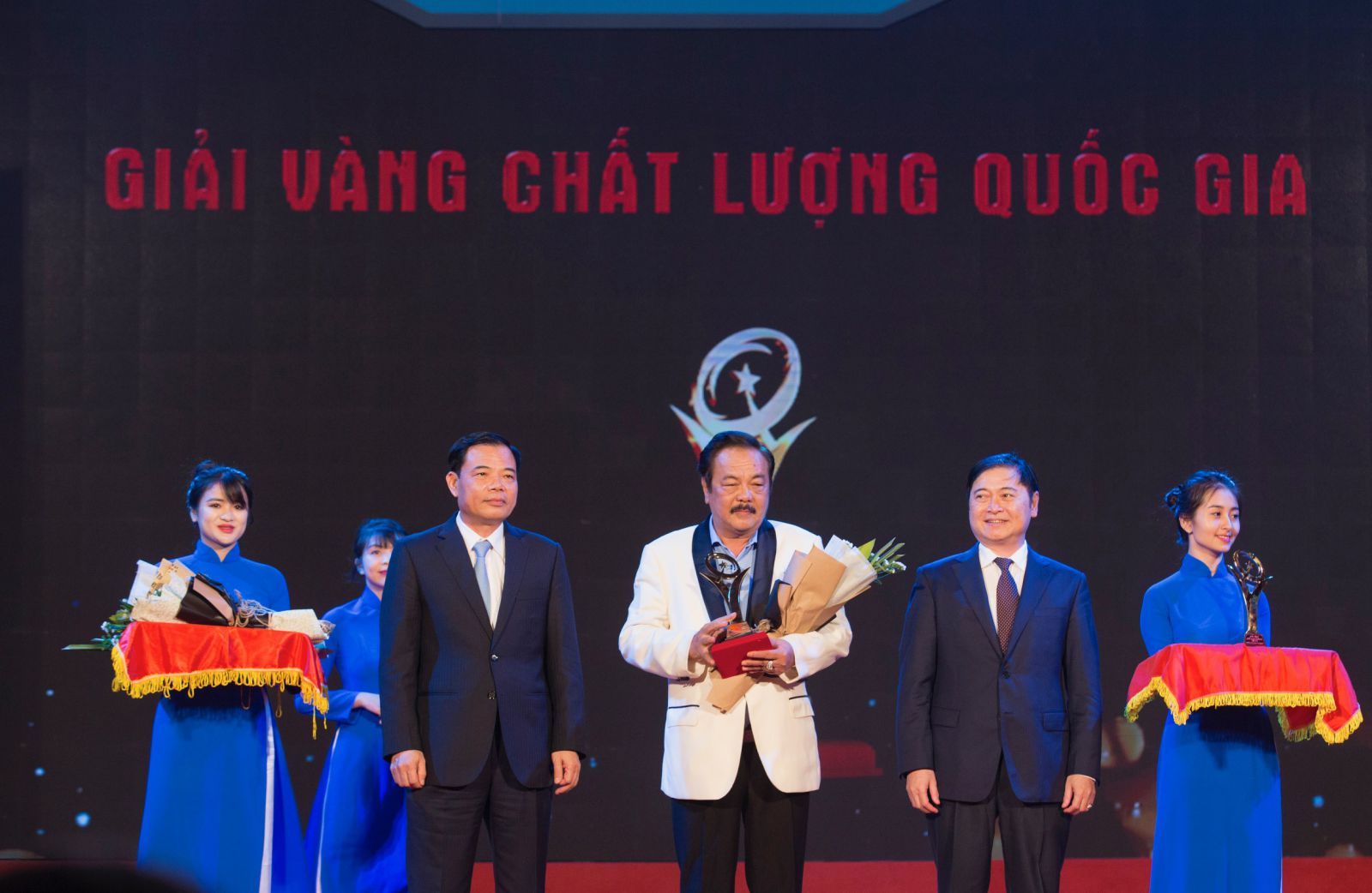 Bộ trưởng Bộ Nông nghiệp và Phát triển nông thôn Nguyễn Xuân Cường trao Giải Vàng Chất lượng Quốc gia cho Tiến sĩ Trần Quí Thanh, CEO Tập đoàn Tân Hiệp Phát.