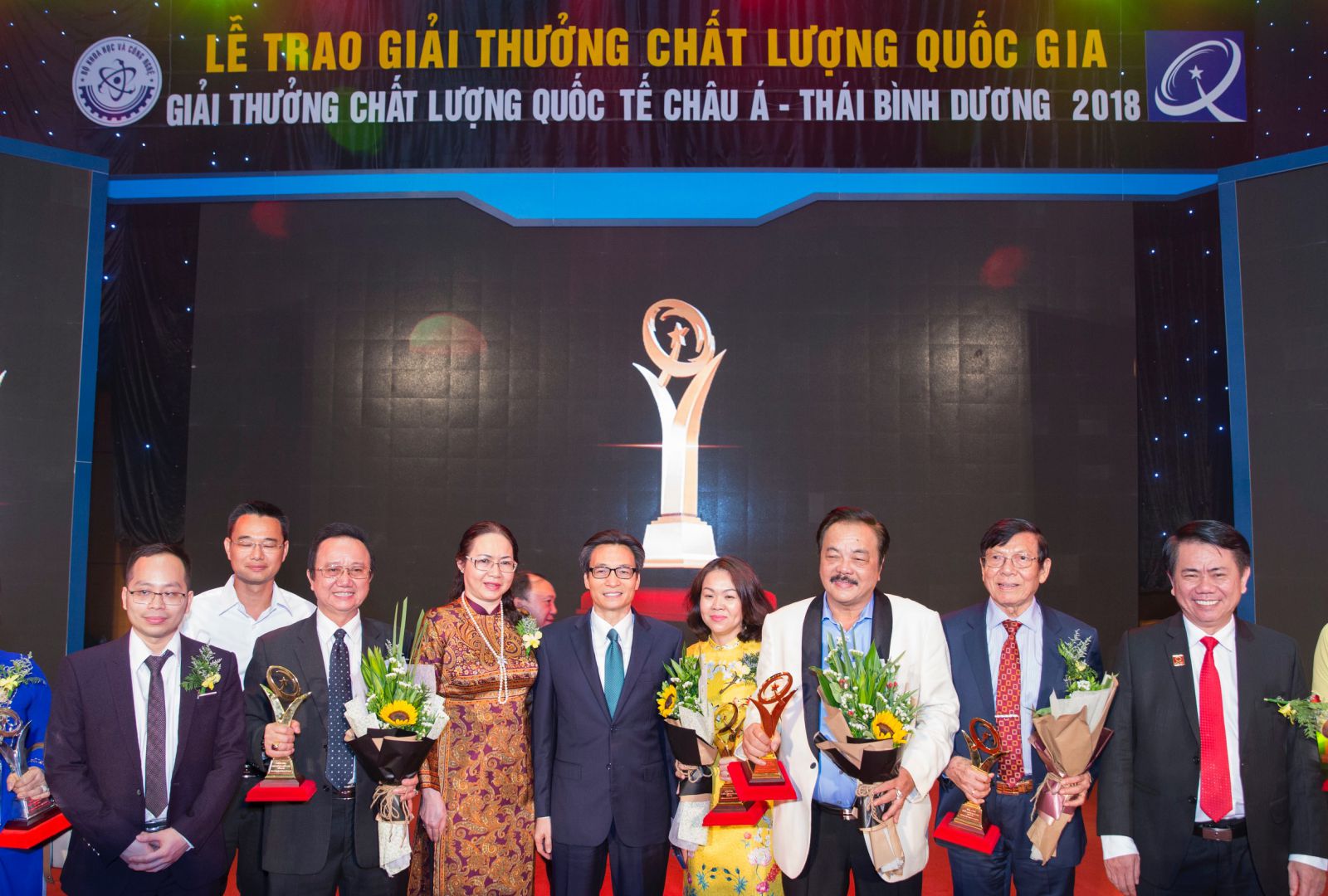 Tiến sĩ Trần Quí Thanh và đại diện các doanh nghiệp chụp hình kỷ niệm cùng Phó Thủ Tướng Vũ Đức Đam.