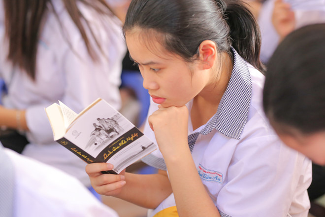 Học sinh Trường THPT Chu Văn An - Lạng Sơn chăm chú đọc sách 'Quốc gia khởi nghiệp'