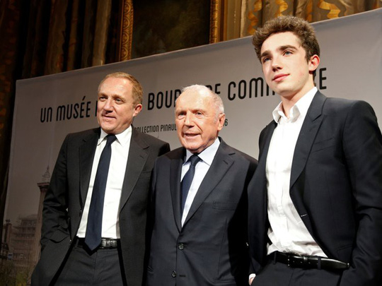 Ba thế hệ nhà Pinault ở Paris. Ảnh: Reuters