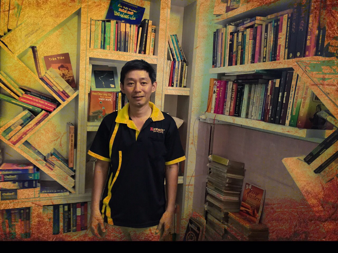 Anh Kim Hưng bên thư quán sách cũ của mình tại Gò Vấp - TP. HCM