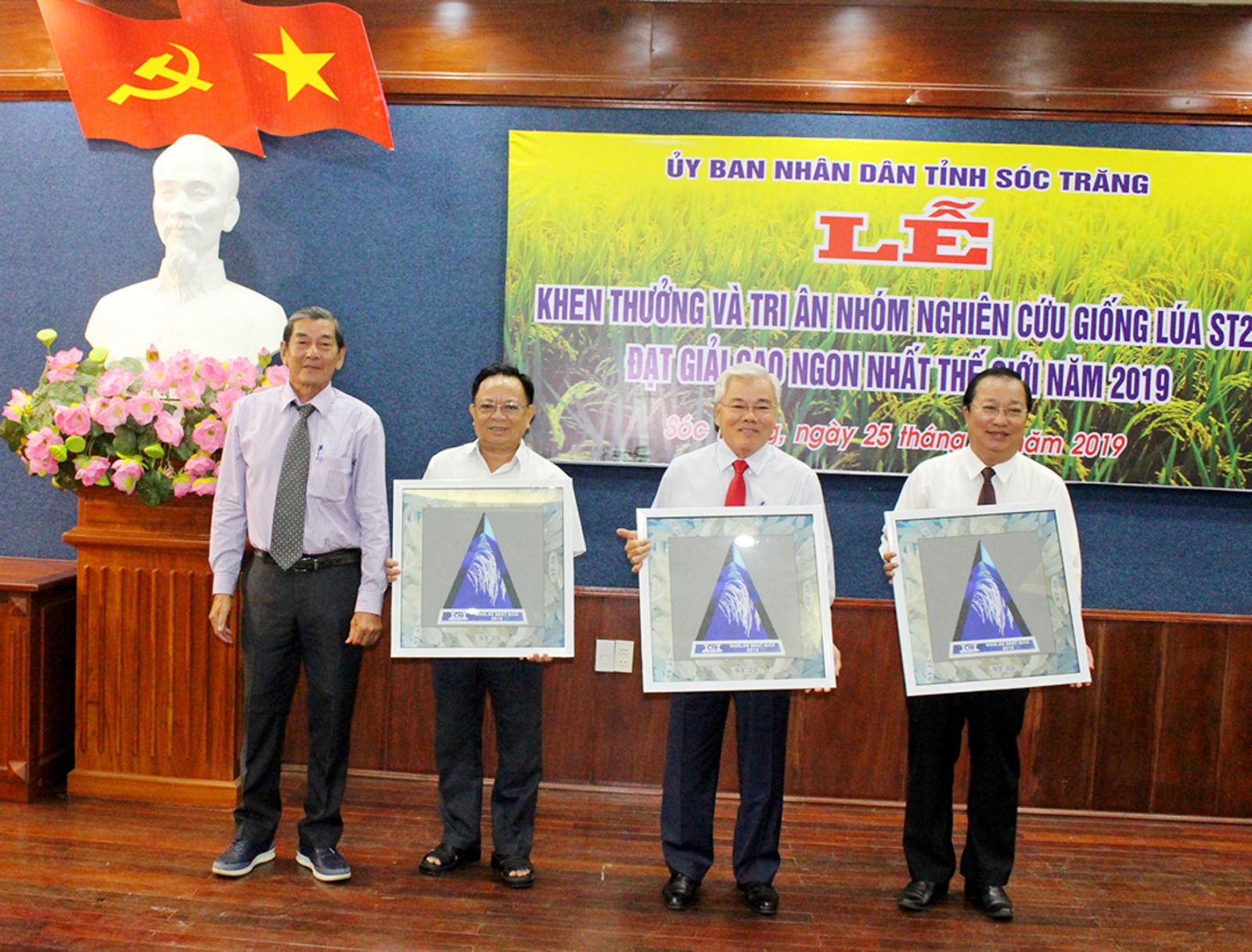 Anh hùng lao động Hồ Quang Cua (bìa trái) trao biểu tượng “gạo ngon nhất thế giới” vừa giành được tại hội thi cho lãnh đạo UBND tỉnh Sóc Trăng. Ảnh H.K