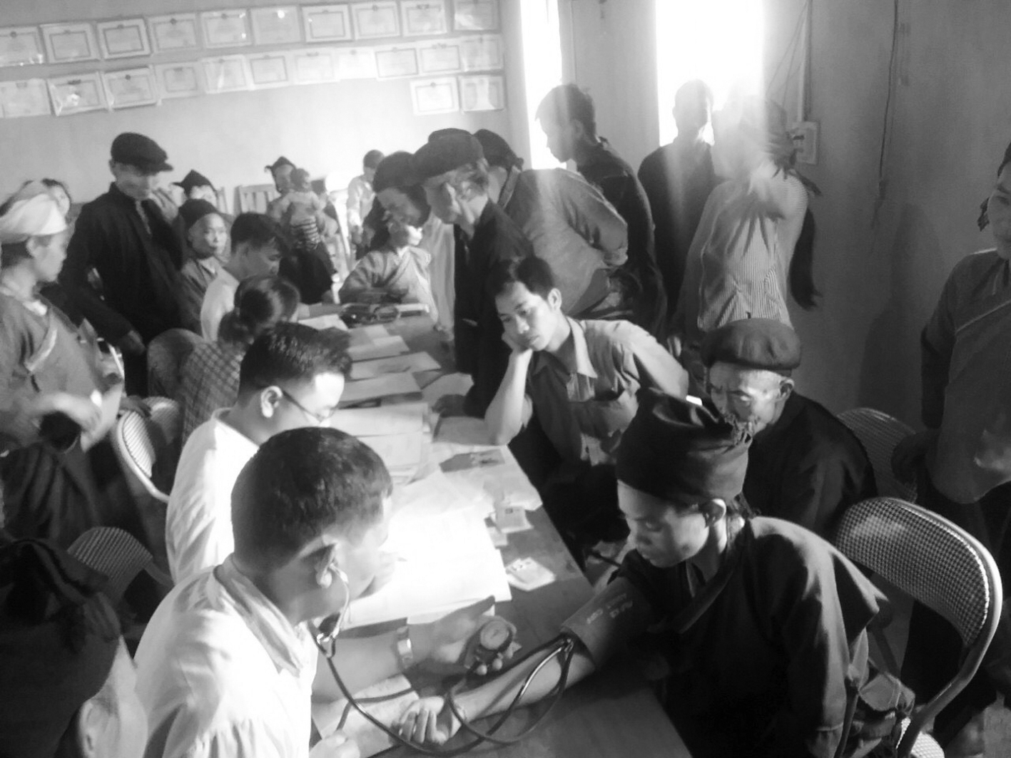 p/Các bác sĩ của trung tâm KCB cho người dân tại xã Nậm Ti