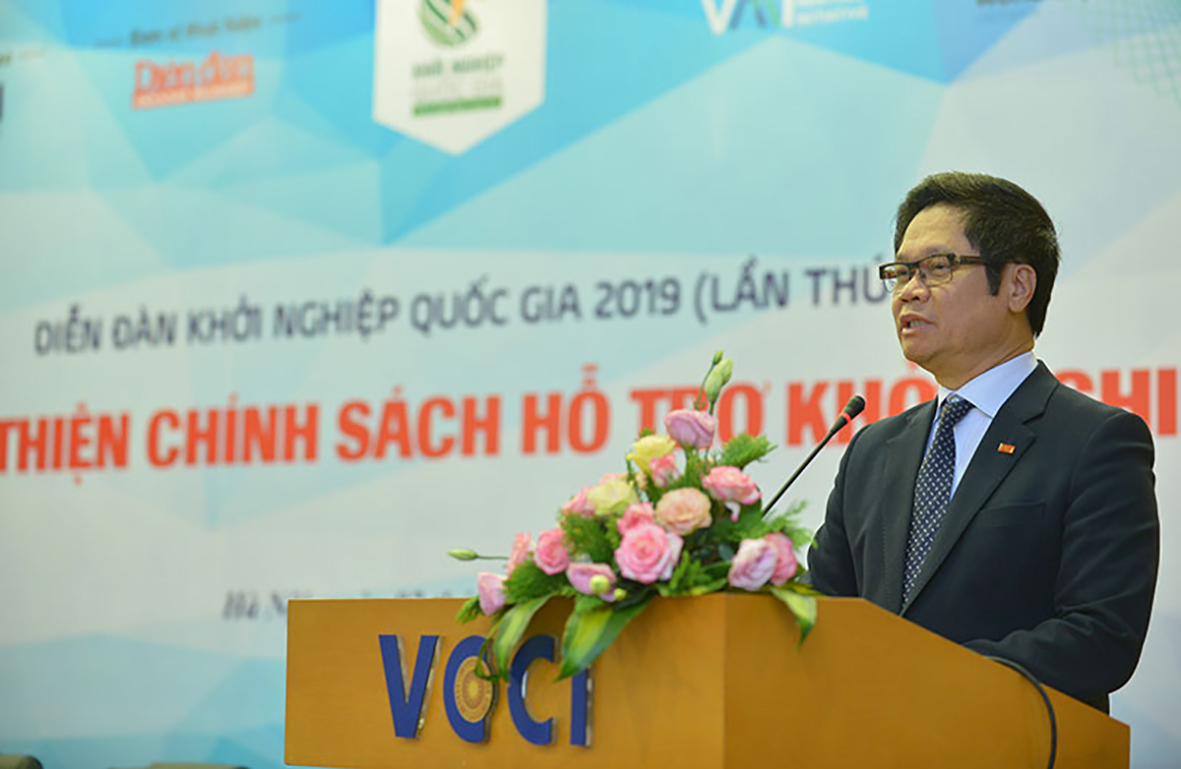 <p/>TS Vũ Tiến Lộc - Chủ tịch Phòng Thương mại và Công nghiệp Việt Nam phát biểu khai mạc tại Diễn đàn Khởi nghiệp Quốc gia lần thứ IV.