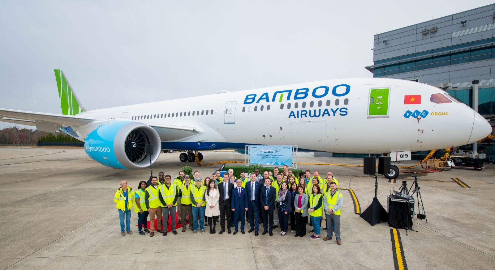 Đại diện Boeing và Bamboo Airways chụp ảnh kỷ niệm trong khuôn khổ sự kiện