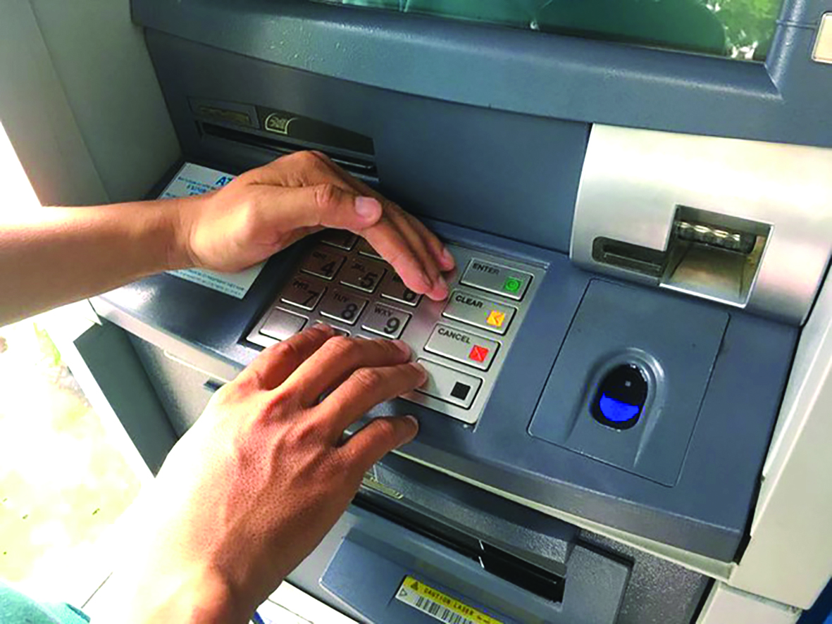 p/Khi rút tiền tại cây ATM, người dùng cần lưu ý lấy tay che khi nhập password