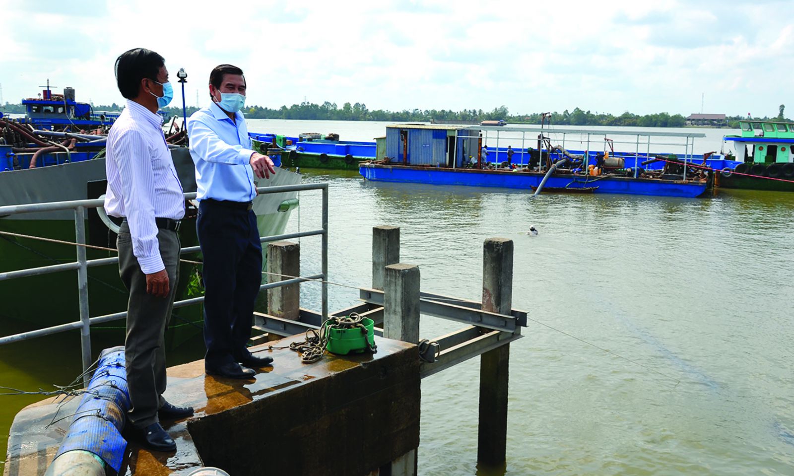 p/Chủ tịch UBND tỉnh Lê Văn Hưởng kiểm tra việc vận chuyển nước ngọt bằng sà lan về Nhà máy nước BOO Đồng Tâm.