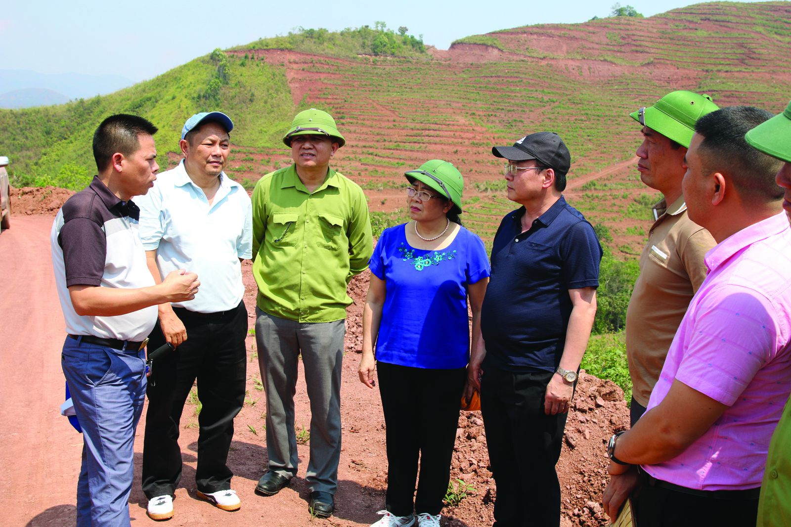 p/Ông Mùa A Sơn, Chủ tịch UBND tỉnh Điện Biên trao đổi với chủ đầu tư dự án trồng cây Mắc Ca công nghệ cao tại huyện Mường Nhé.