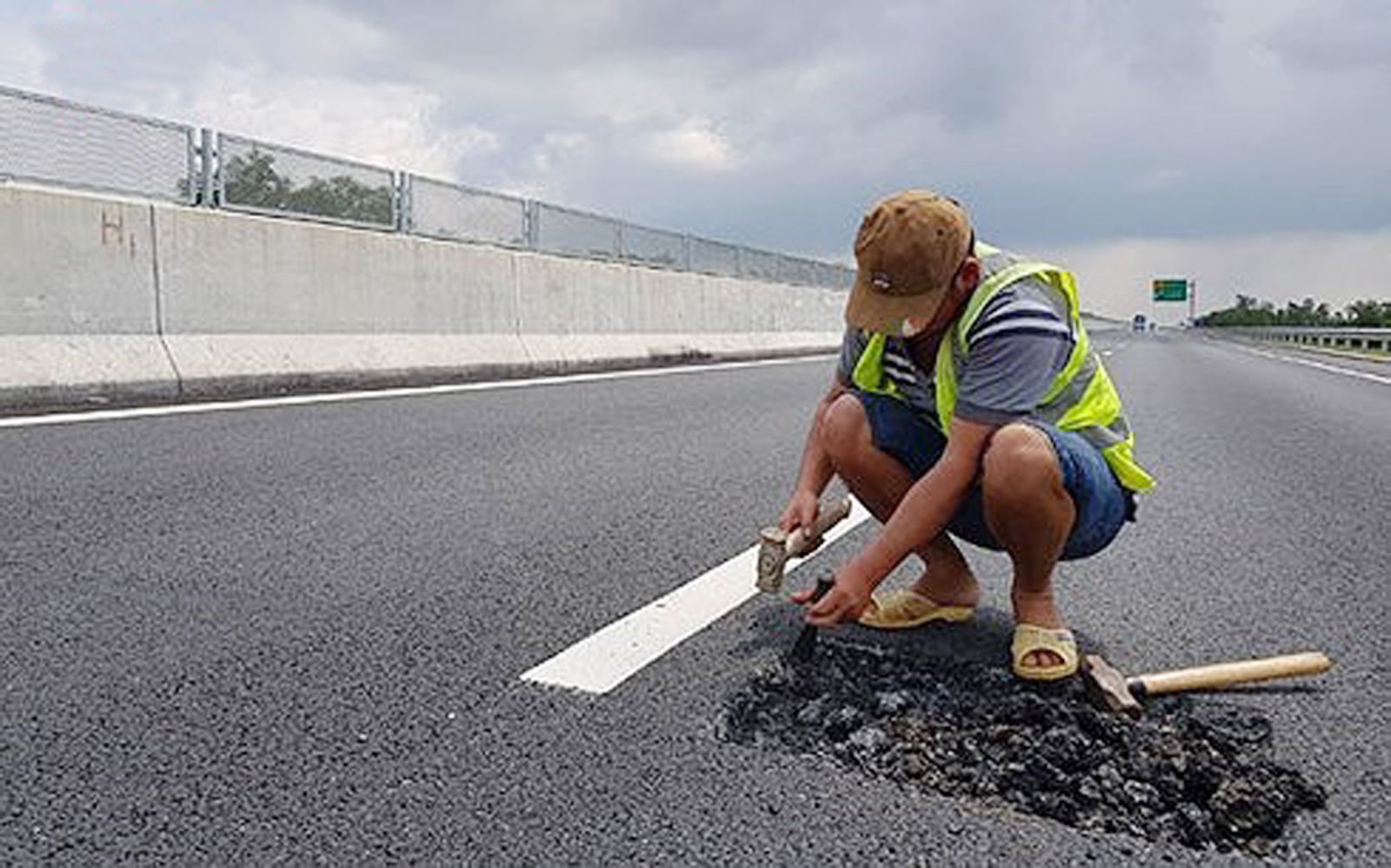 p/Công nhân thi công cải tạo đường cao tốc Đà Nẵng – Quảng Ngãi. Ảnh: VOV