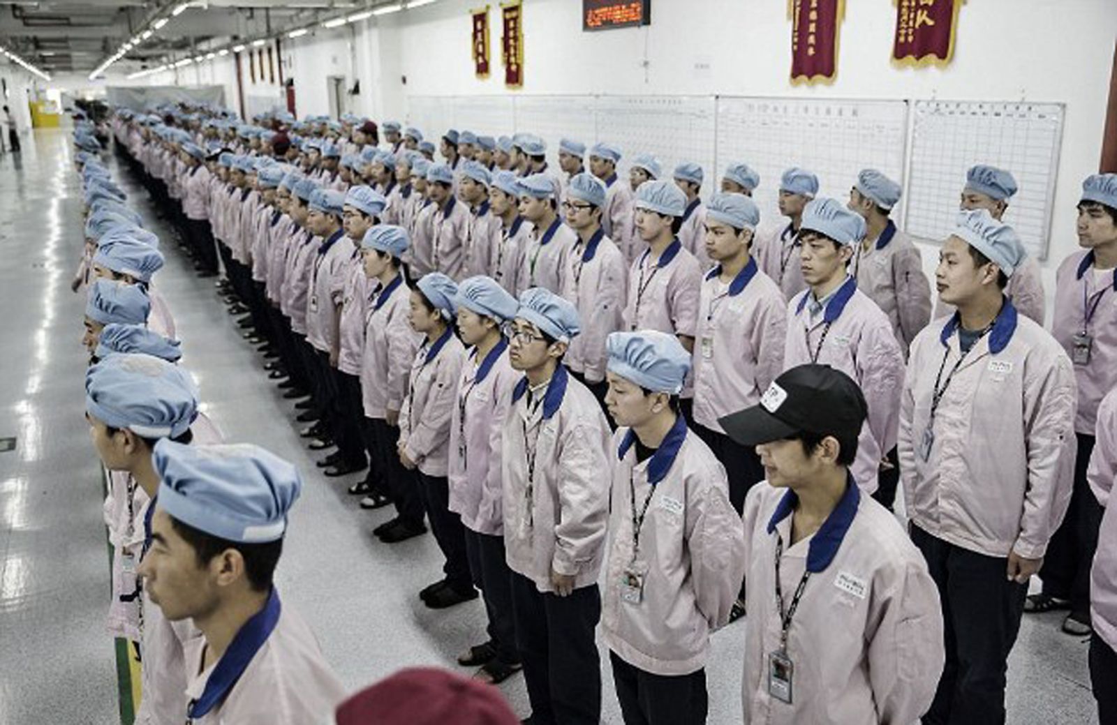 p/Pegatron - nhà lắp ráp iPhone - đang đa dạng hoá nơi sản xuất, dự kiến sẽ sản xuất tại Việt Nam trong năm 2021. Nhà máy Pegatron tại Thượng Hải với 50.000 nhân viên.p/Ảnh: Bloomberg