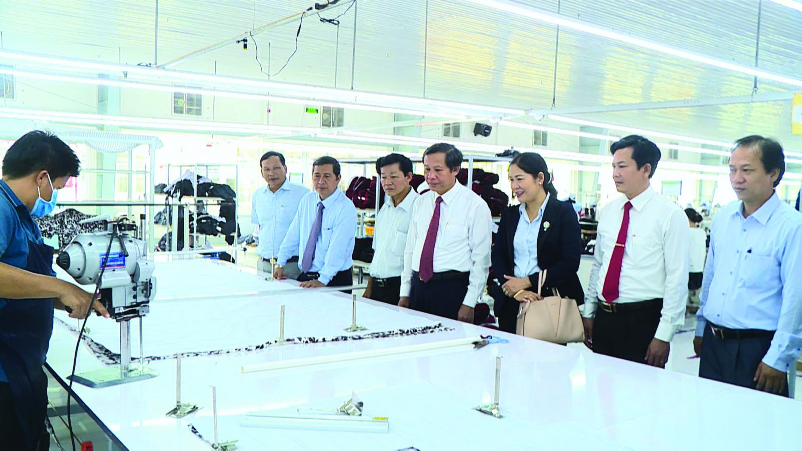 Lãnh đạo huyện Hoài Nhơn đi thăm để tìm hiểu về tình hình hoạt động sản xuất, kinh doanh của doanh nghiệp