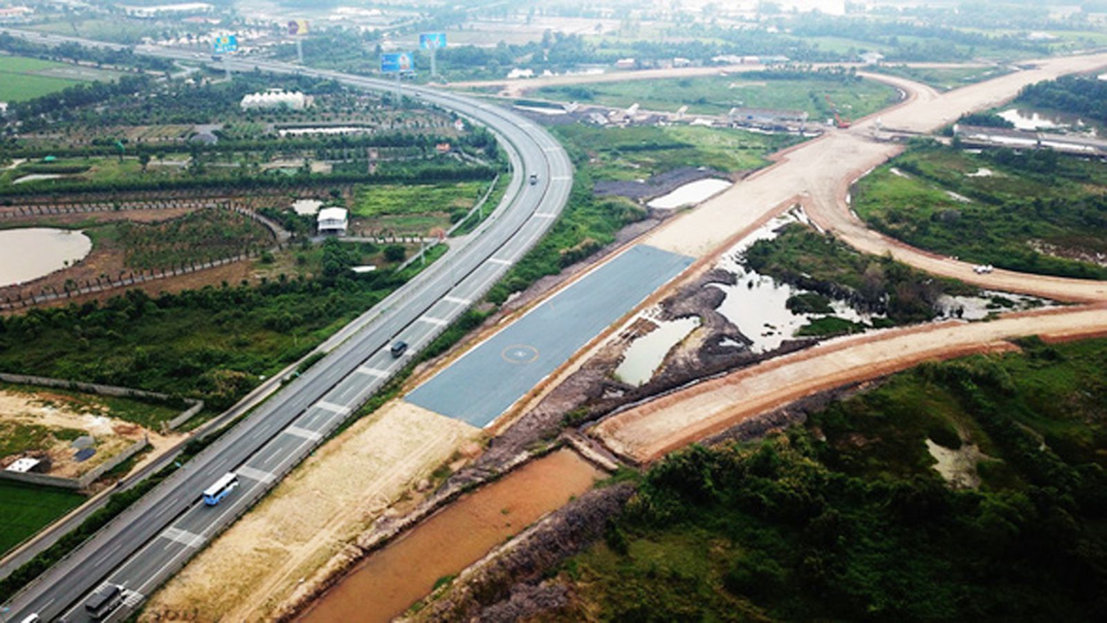 p/Đường cao tốc Trung Lương - Mỹ Thuận thuộc đường cao tốc Bắc - Nam phía Đông đang được đầu tư theo hình thức BOT. Ảnh: MẬU TRƯỜNG