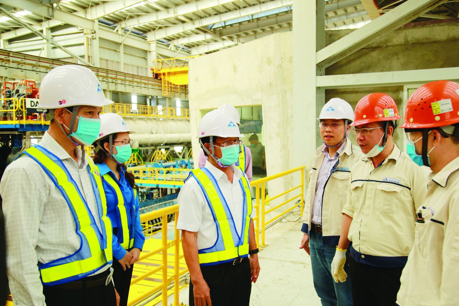 p/Lãnh đạo tỉnh Quảng Ngãi đi kiểm tra tình hình sản xuất- kinh doanh Công ty CP Thép Hòa Phát Dung Quất.