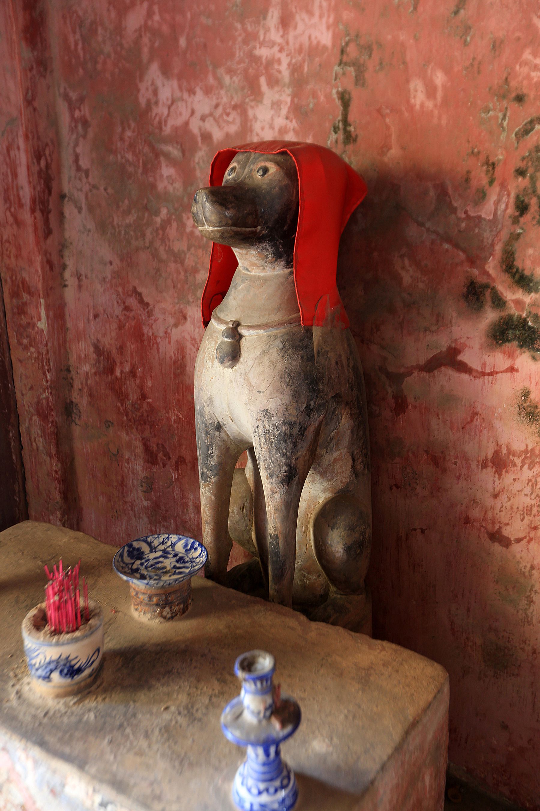 Hai đầu Chùa Cầu có tượng thú bằng gỗ đứng chầu, một đầu là tượng chó, đầu kia là tượng khỉ