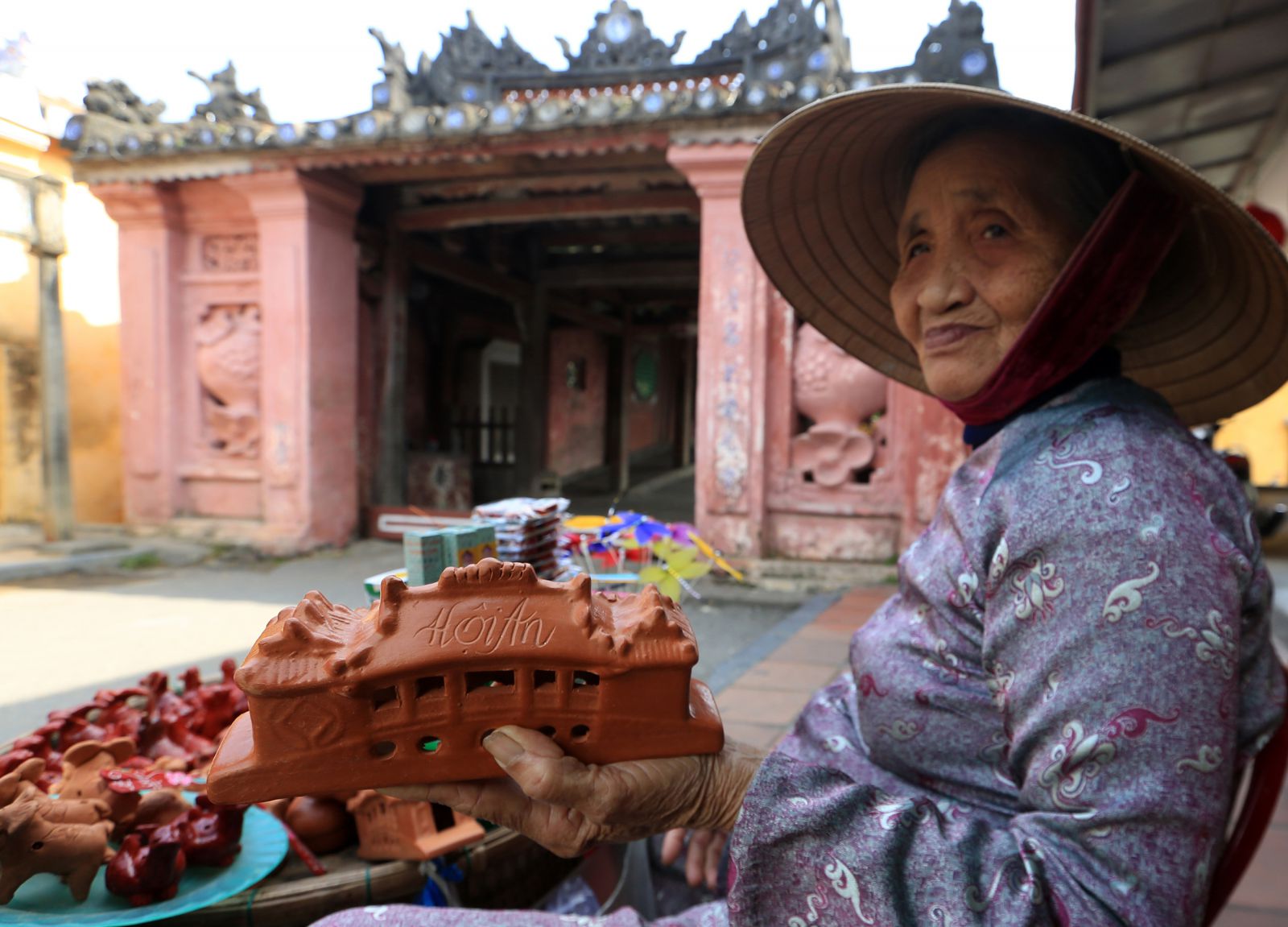 Làng gốm Thanh Hà ở Hội An cũng chế tác những sản phẩm lưu niệm hình Chùa Cầu để bán cho du khách.