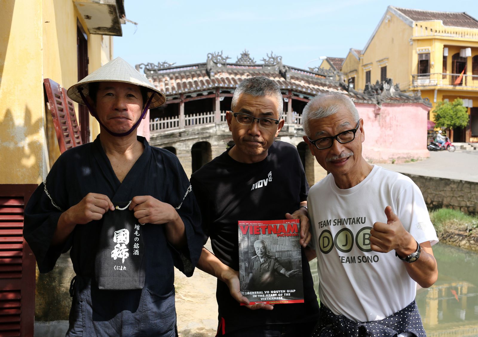 Ông Masami Nakamura (người đứng giữa), Giám đốc Phát triển Dự án của Công ty Du lịch Apex Việt Nam cho biết, mỗi lần đưa du khách từ Nhật Bản sang Việt Nam chúng tôi đều giới thiệu Chùa Cầu như một điểm nhấn trong mối quan hệ giao thương, văn hóa giữa hai đất nước.