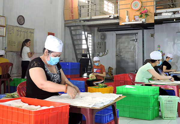 Lao động làm việc tại cơ sở sản xuất bánh tráng bò bía Tâm Việt.