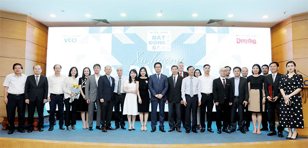 TS Vũ Tiến Lộc - Chủ tịch VCCI cùng các các diễn giả, doanh nghiệp tại Lễ trao chứng nhận Dự án đáng sống năm 2019 do Báo Diễn đàn Doanh nghiệp tổ chức.